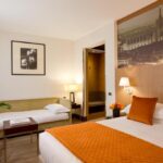 Kuva kolmen hengen huoneesta