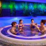 Perhe Viimsin kylpylässä porealtaassa