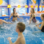 Lapsia leikkimässä uima-altaassa