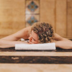 Nainen makaa hamamaissa Viimsi Spassa