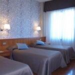 Kuva kolmen hengen huoneesta