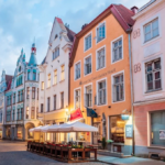 Meriton Old Town Garden, hoteelirakennus kadulta kuvattuna