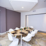 Kuva kokoushuoneesta