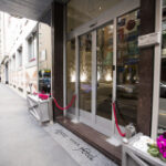 Kuva hotellin sisäänkäynnistä