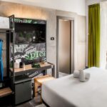 Kuva huoneen kirjoituspöydästä