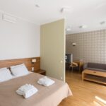 tilava huone jossa parivuode ja vuodesohva