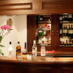 Hotellissa on pieni baaritiski