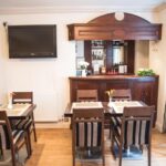 Hotellissa on pieni baaritiski