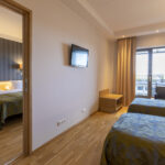 Superior perhehuone, kaksi kahden hengen huonetta yhdistettynä väliovella