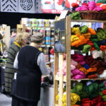 värikkäitä lankakeriä