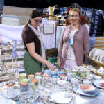 esittelijöitä sekä astiastoa ja koruja