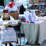 Ristopistoja tekevä käsityöläinen