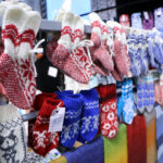 Kuviollisia villasukkia ja lapasia