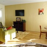 Damascon olohuoneessa on sohva ja televisio sekä ruokapöytä.