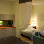 Damascossa majoittuu kaksi parisängyssä ja kaksi vuodesohvassa.