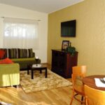 Damascon olohuone, jossa sohva ja pöytä.