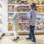 Lapset ostoksilla Silja Serenadella