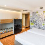 kerrossänky ja kaksi vuodetta