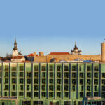 ulkokuva hotellirakennuksesta jossa paljon hotellihuoneiden ikkunoita