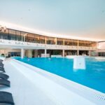 allas-alue, lepotuoleja, kuntosali ylätasolla