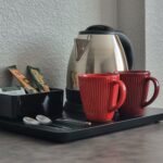 Kahvin ja teen keittovälineet Premium-huoneessa.