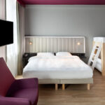 parivuode ja kerrosänky rappuineen, yksi liilahtava nojatuoli