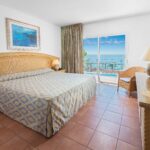 hotellihuoneen sänky