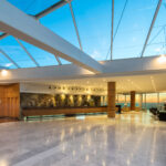 hotellin aula lasikatolla