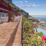 hotellin terassi ja uima-allasalue