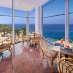 ravintolan ravintolasali jossa pöytiä ja tuoleja