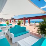 ravintolan terassin sohvia