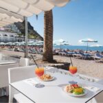 ravintolan ruoka-annokset ja coktailit rannalla