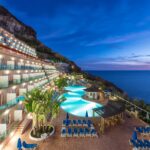 hotellin allasalue hämärässä iltavalaistuksessa