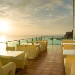 hotellin näköalaterassi keltaisilla tuoleilla