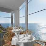 ravintolan ruokasali näköalalla merelle