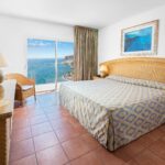 standard merinäköalalla huoneen sänky ja yöpöydät