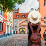 Nainen seikkailee Riian vanhassakaupungissa