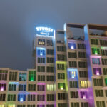 Tivoli Hotel - Julkisivu valaistuna yöllä