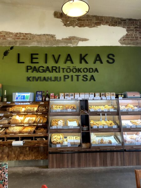 Uunituoretta leipää, pizzaa ja leivoksia!