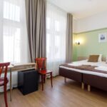 Standard huoneen sänky ja kirjoituspöytä