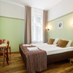 sänky ja kirjoituspöytä