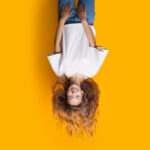 Nainen ylösalaisin, kuvituskuva