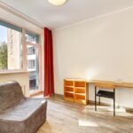 Huoneen kirjoituspöytä ja nojatuolivuode