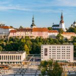 Go Hotel Shnelli ja Vanhankaupungin silhuetti