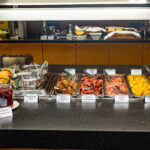 hotellin aamiasbuffetin tarjontaa