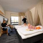 hotellin perhehuone jossa lapset makaavat sängyillä