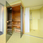 sviitin limenvihreä kylpyhuone jossa sauna ja suihku