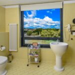 Sviitin kylpyhuone, josta näkymä Tarton kaupunkiin