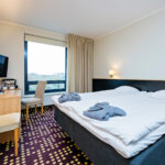 hotellihuoneen superior huone, jossa parisänky