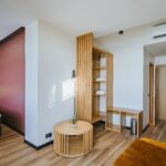 Hotellihuoneen olohuone ja makuuhuone